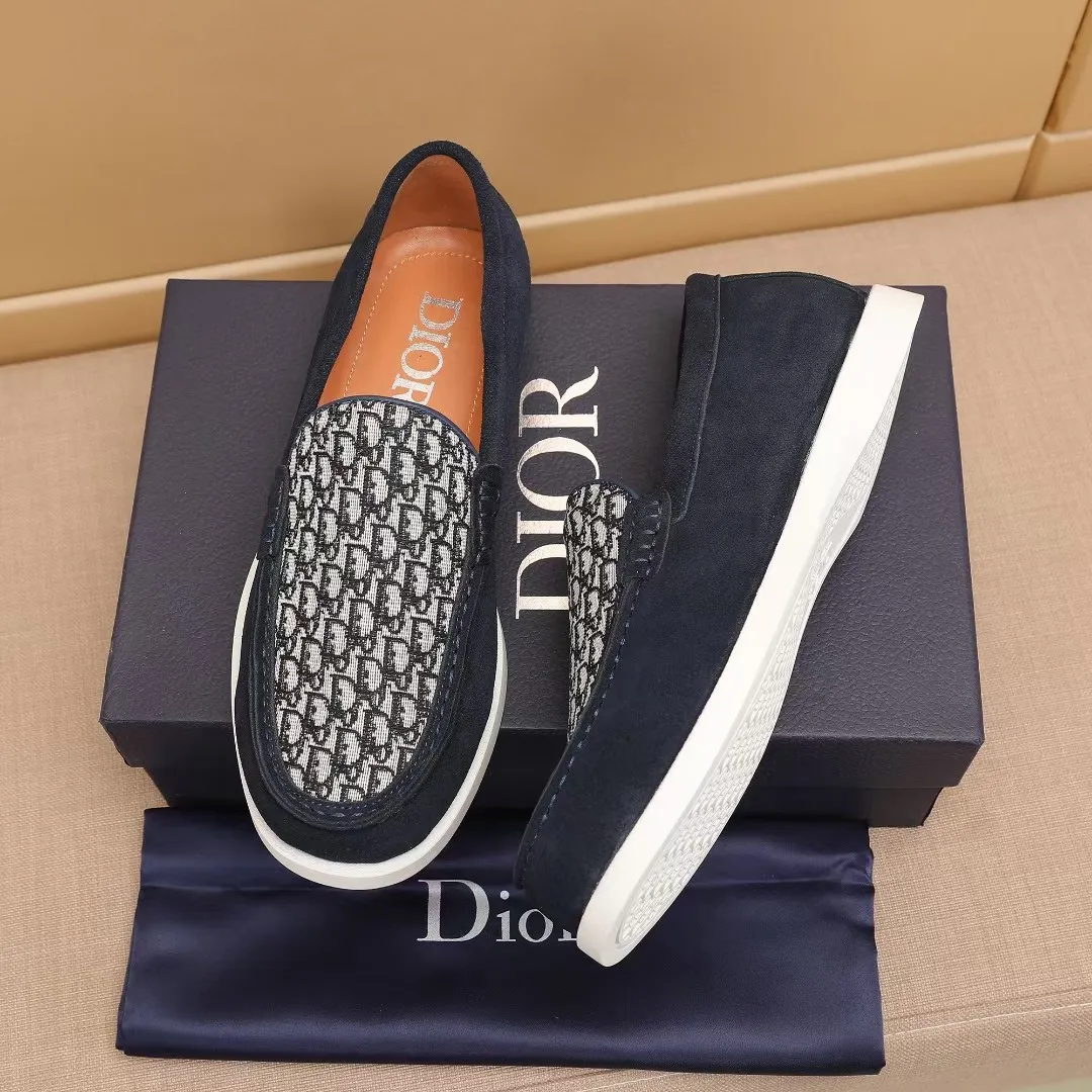 Men's Men's Shoes 💰400 [New Style] 🏍️🏍️Dior - This Dior Granville loafer is a casual dress shoe. Crafted from luxuriously soft beige suede, it features a beige Oblique print panel on the upper. The lightweight cream-white rubber sole is more sophisticated. The Dior Oblique pattern is engraved on the outsole to enhance the style, and the Dior logo is engraved on the back side. Adds elegance to any casual look.